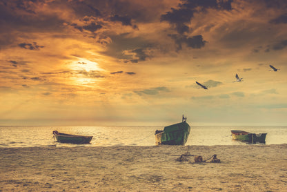 Obraz Wieloczęściowy Łodzie na Plaży – zachód słońca do wnętrz Coastal, Boho i Eklektycznych 180x120