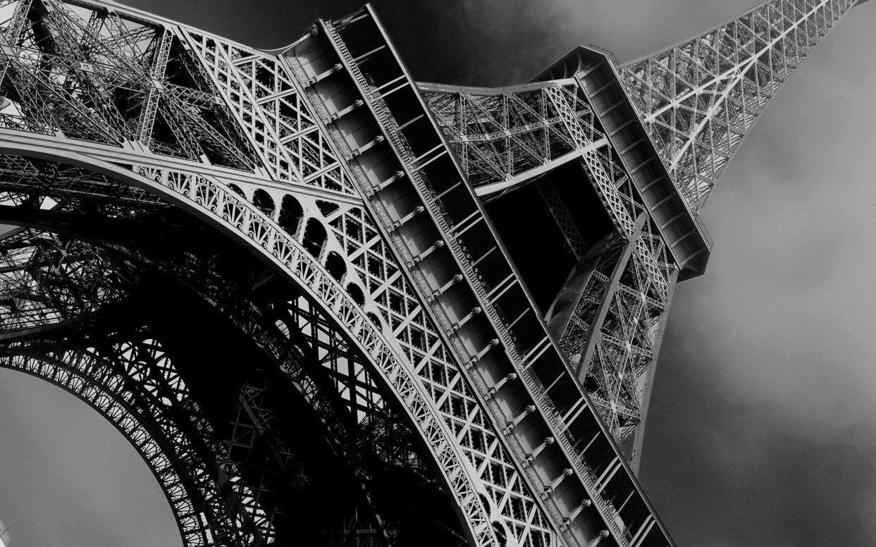 Obraz Wieloczęściowy Wieża Eiffla – Ikoniczny, Monochromatyczny do wnętrz Nowoczesnych i Glamour 240x150