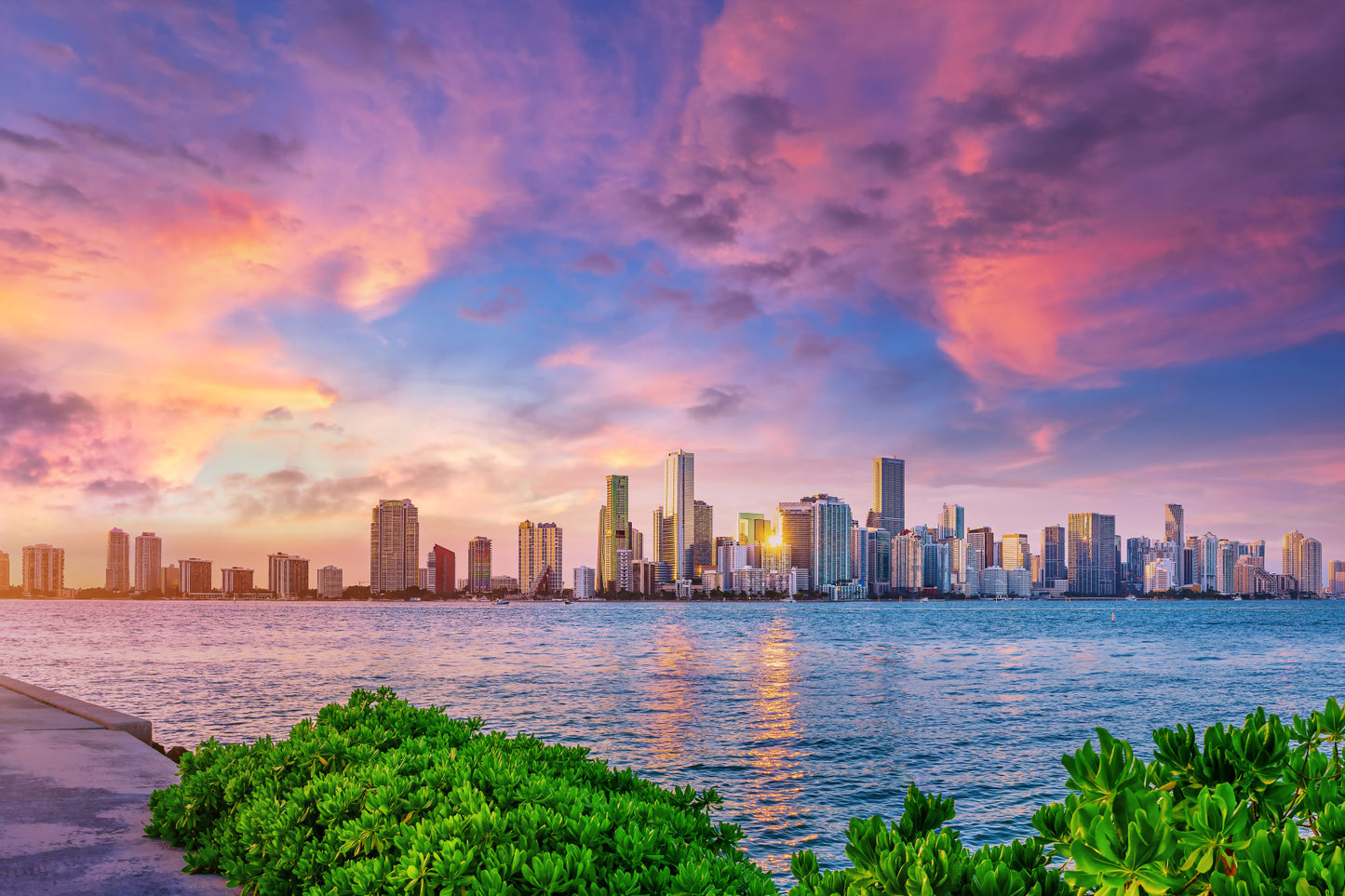 Obraz Wieloczęściowy Panorama Miami – dynamiczna miejska panorama do wnętrz nowoczesnych, glamour i art deco 180x120