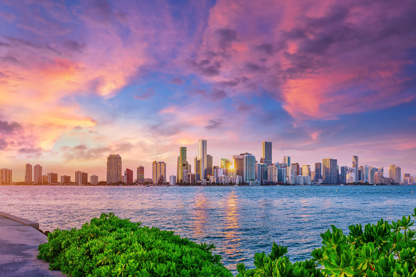 Obraz Wieloczęściowy Panorama Miami – energetyczny zachód słońca do wnętrz nowoczesnych, glamour i współczesnych 180x120