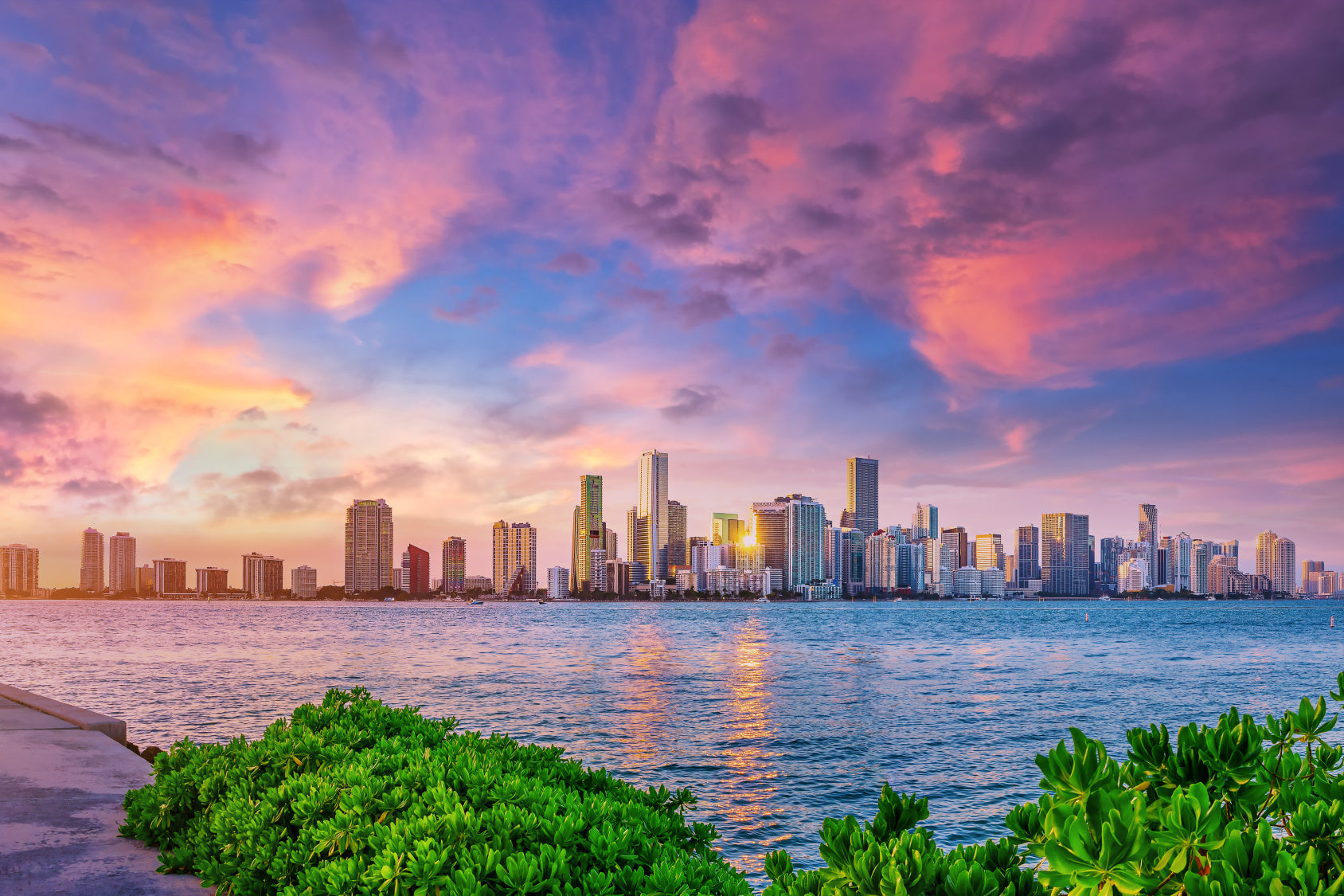 Obraz Wieloczęściowy Panorama Miami – energetyczny zachód słońca do wnętrz nowoczesnych, glamour i współczesnych 180x120