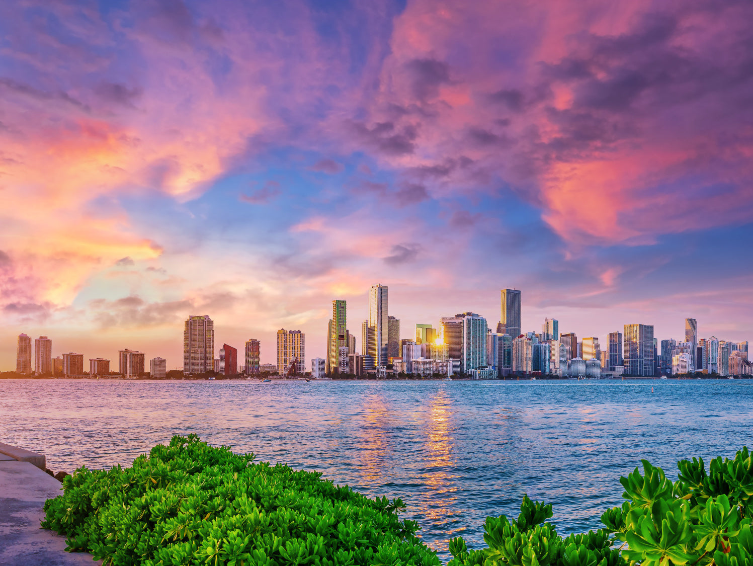 Obraz Wieloczęściowy Panorama Miami – zjawiskowy zachód słońca do wnętrz nowoczesnych, loftowych i glamour 200x150