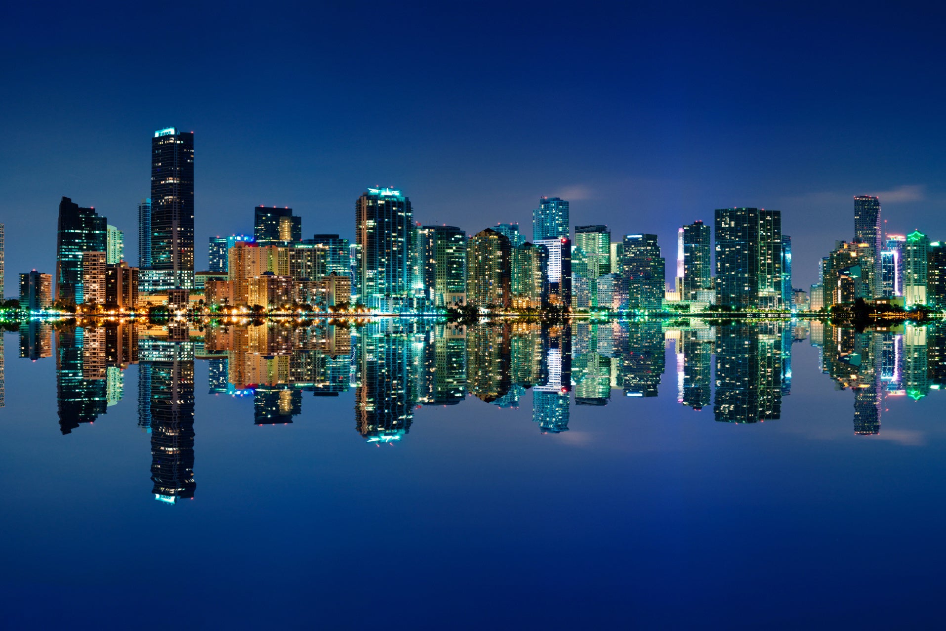 Obraz Wieloczęściowy Panorama Miami Nocą – miejska nocna panorama do wnętrz nowoczesnych i loftowych 180x120