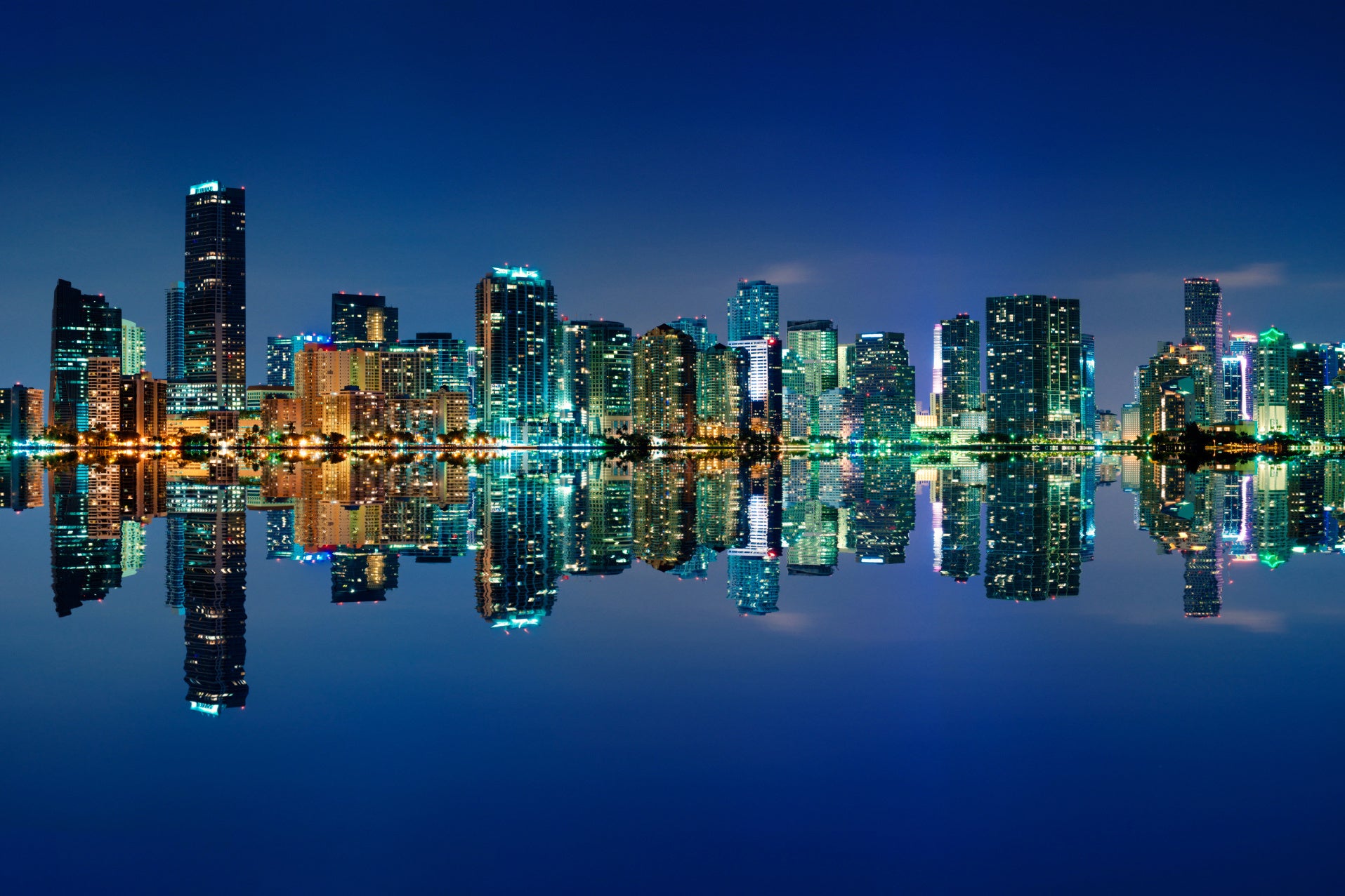 Obraz Wieloczęściowy Panorama Miami Nocą – miejski pejzaż do wnętrz nowoczesnych i minimalistycznych 180x120