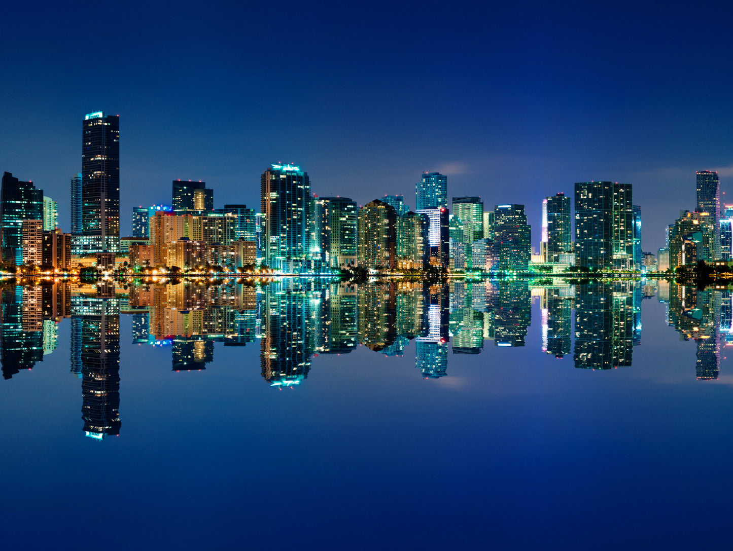 Obraz Wieloczęściowy Panorama Miami Nocą – miejska energia do wnętrz nowoczesnych, glamour i industrialnych 200x150