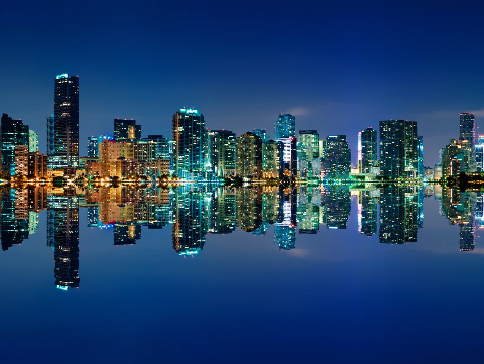 Obraz Wieloczęściowy Panorama Miami Nocą – miejska energia do wnętrz nowoczesnych, glamour i industrialnych 200x150