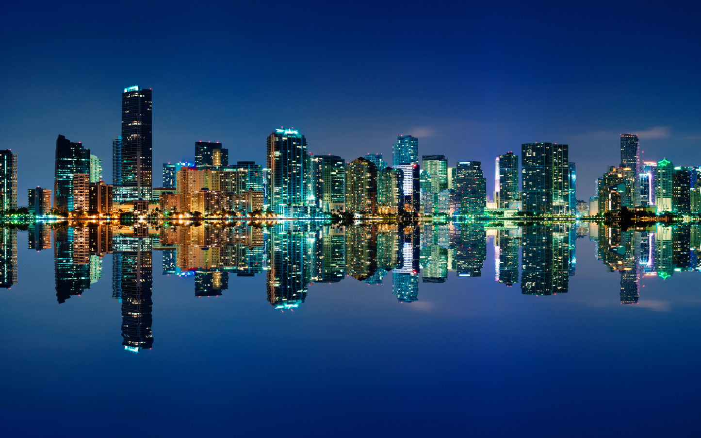 Obraz Wieloczęściowy Panorama Miami Nocą – dynamiczna miejska wizja do wnętrz nowoczesnych, industrialnych i glamour 240x150