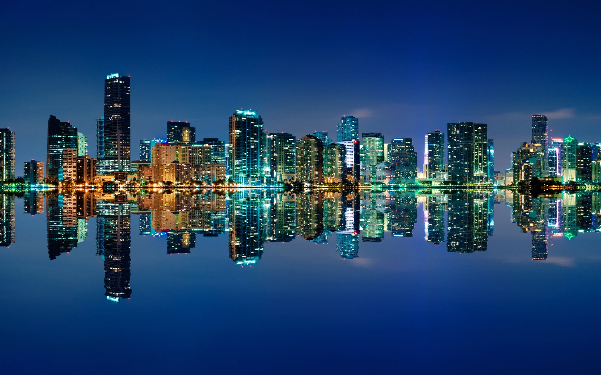 Obraz Wieloczęściowy Panorama Miami Nocą – dynamiczna miejska wizja do wnętrz nowoczesnych, industrialnych i glamour 240x150