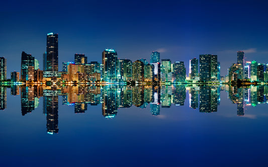 Obraz Wieloczęściowy Panorama Miami Nocą – dynamiczna miejska wizja do wnętrz nowoczesnych, industrialnych i glamour 240x150