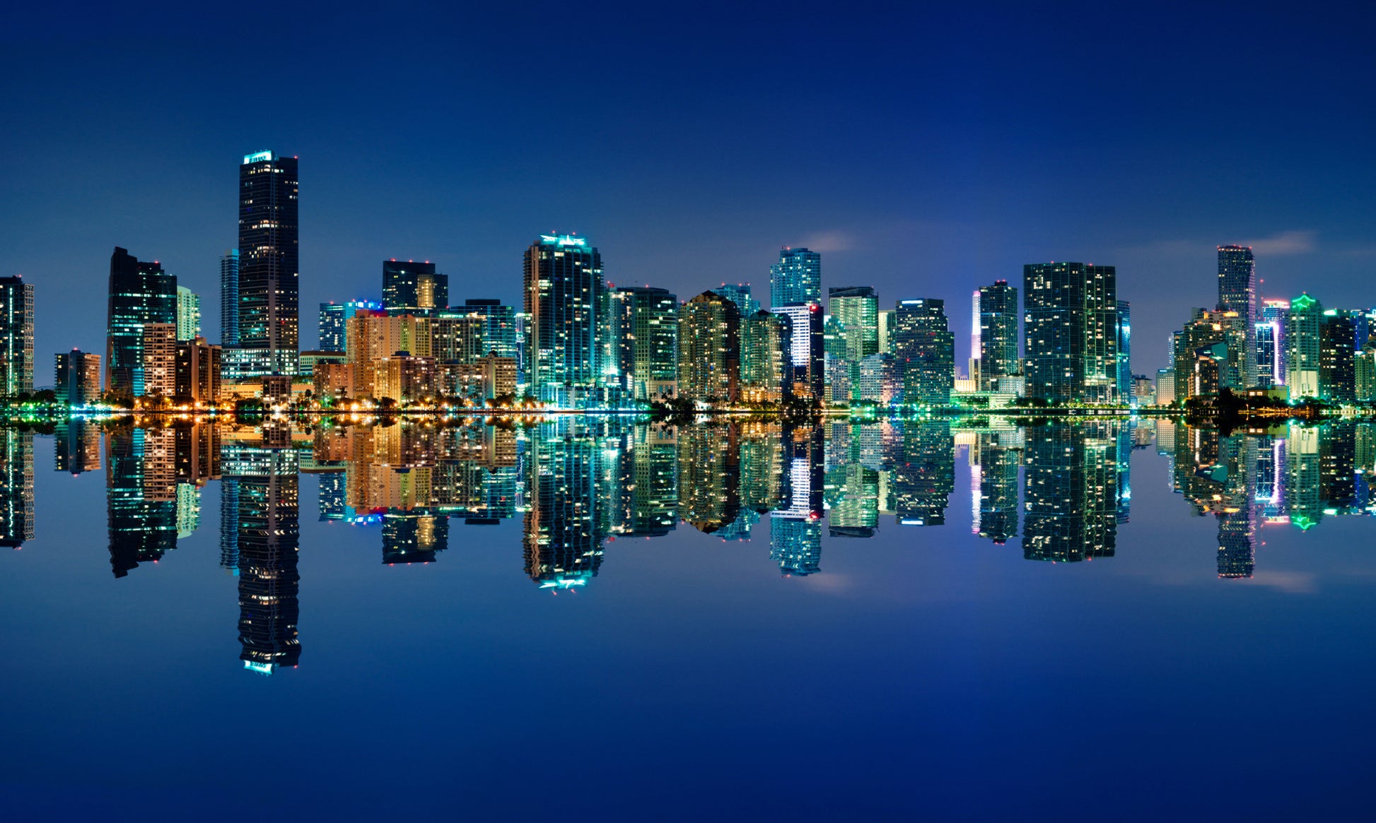 Obraz Wieloczęściowy Panorama Miami Nocą – miejski blask do wnętrz nowoczesnych, industrialnych i glamour 250x150