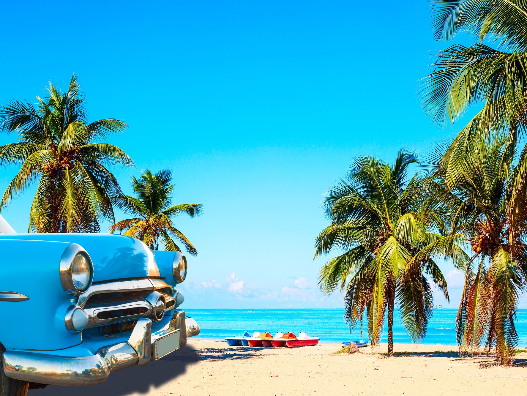 Obraz Wieloczęściowy Kuba Varadero Beach i klasyczne auto – wakacyjny klimat do wnętrz nowoczesnych, loftowych i boho 200x150