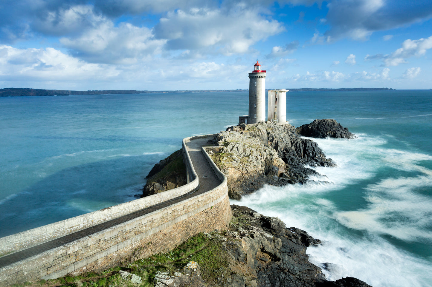 Obraz Wieloczęściowy Latarnia Morska Petit Minou – nadmorski pejzaż do wnętrz coastal, skandynawskich i nowoczesnych 180x120