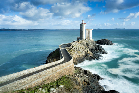 Obraz Wieloczęściowy Latarnia Morska Petit Minou – nadmorski pejzaż do wnętrz coastal, skandynawskich i nowoczesnych 180x120