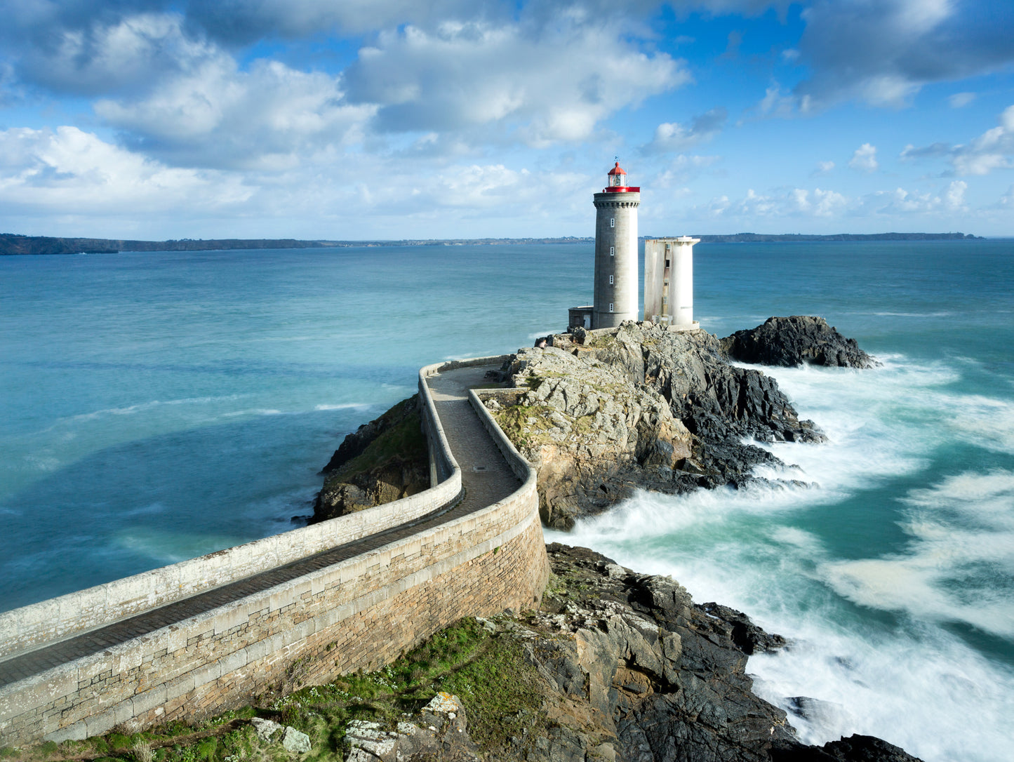 Obraz Wieloczęściowy Latarnia Morska Petit Minou – spokojny krajobraz do wnętrz Coastal i skandynawskich 200x150