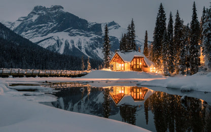 Obraz Wieloczęściowy Szmaragdowe Jezioro Zimą – majestatyczny pejzaż do wnętrz skandynawskich i nowoczesnych 240x150