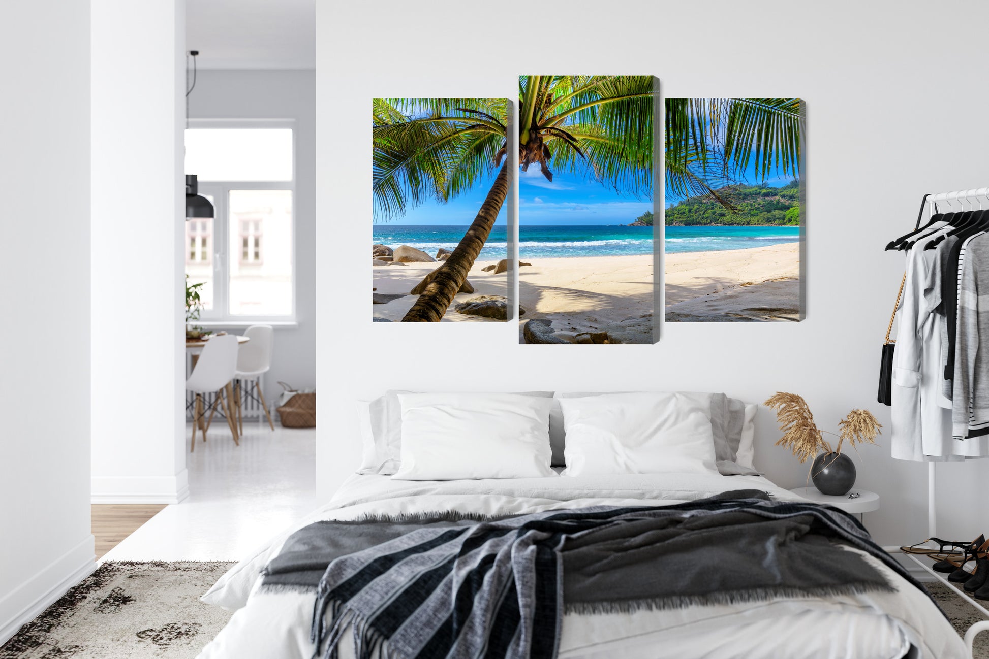 Obraz Wieloczęściowy Tropikalna Plaża z Palmą – Egzotyczna oaza spokoju do wnętrz Coastal, Boho i Modern – widok 6