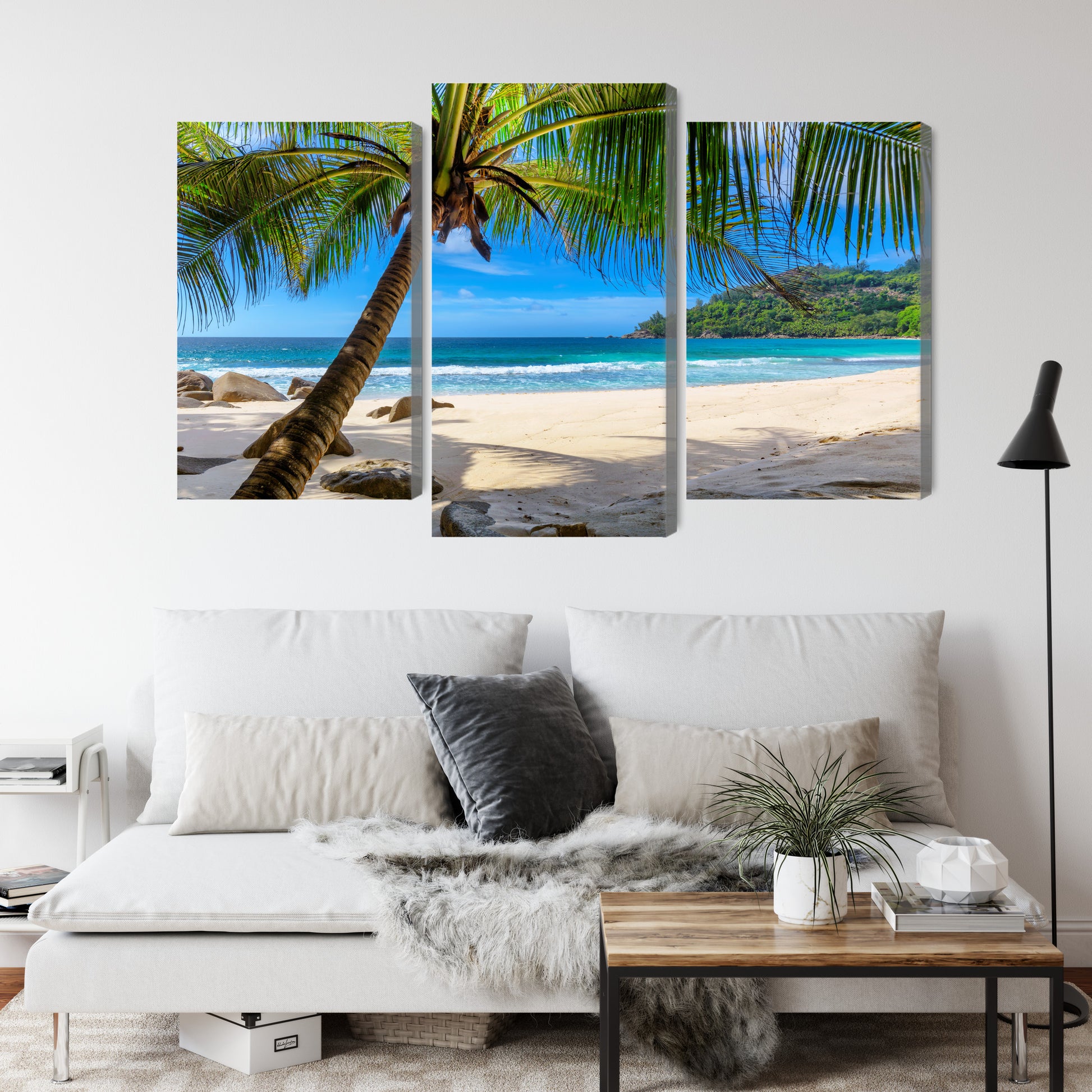 Obraz Wieloczęściowy Tropikalna Plaża z Palmą – Egzotyczna oaza spokoju do wnętrz Coastal, Boho i Modern – widok 3