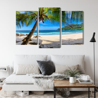 Obraz Wieloczęściowy Tropikalna Plaża z Palmą – Egzotyczna oaza spokoju do wnętrz Coastal, Boho i Modern – widok 3