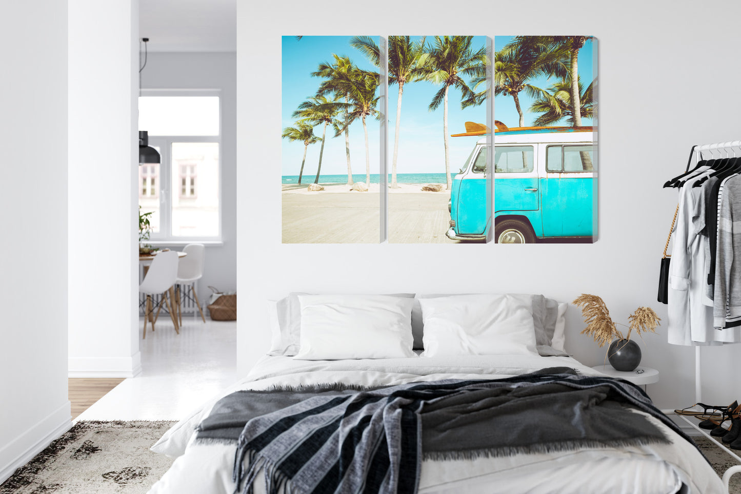 Obraz Wieloczęściowy Retro Samochód na Plaży – Wakacyjny klimat do wnętrz Coastal, Boho, Vintage i Eklektycznych – widok 6