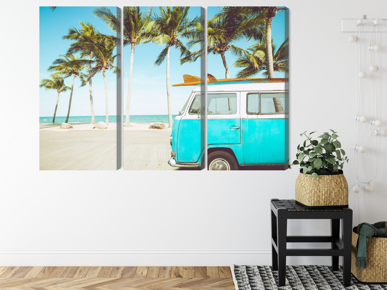 Obraz Wieloczęściowy Retro Samochód na Plaży – Wakacyjny klimat do wnętrz Coastal, Boho, Vintage i Eklektycznych – widok 7