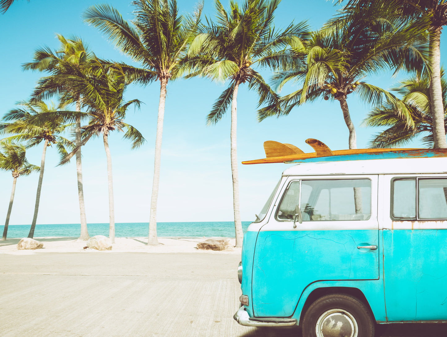 Obraz Wieloczęściowy Retro Samochód na Plaży – Sielski nastrój do wnętrz Boho, Coastal i Eklektycznych 200x150