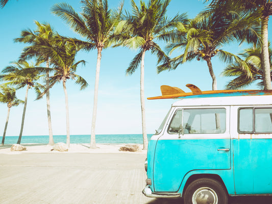 Obraz Wieloczęściowy Retro Samochód na Plaży – Sielski nastrój do wnętrz Boho, Coastal i Eklektycznych 200x150