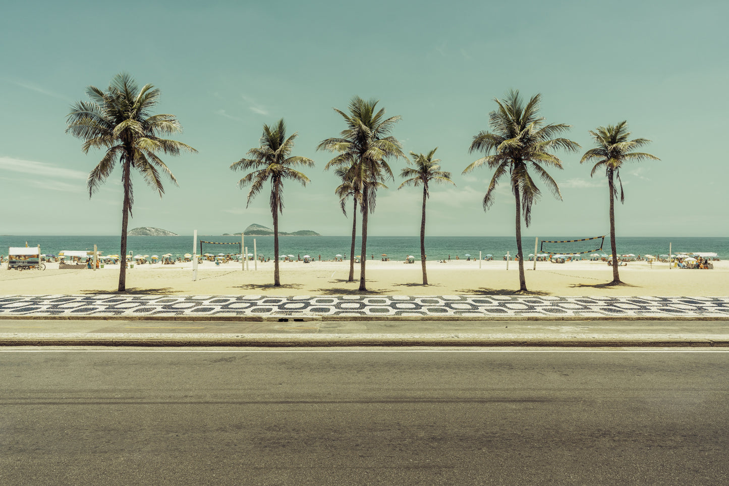 Obraz Wieloczęściowy Palmy Ipanema – egzotyczna panorama do wnętrz boho, eklektycznych, coastal 180x120
