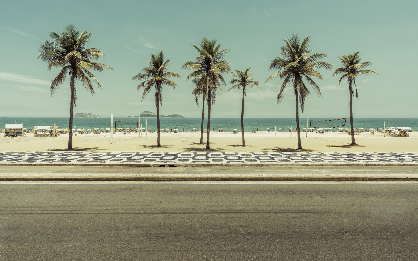 Obraz Wieloczęściowy Palmy na Plaży Ipanema – egzotyczny relaks do wnętrz boho, coastal i nowoczesnych 240x150