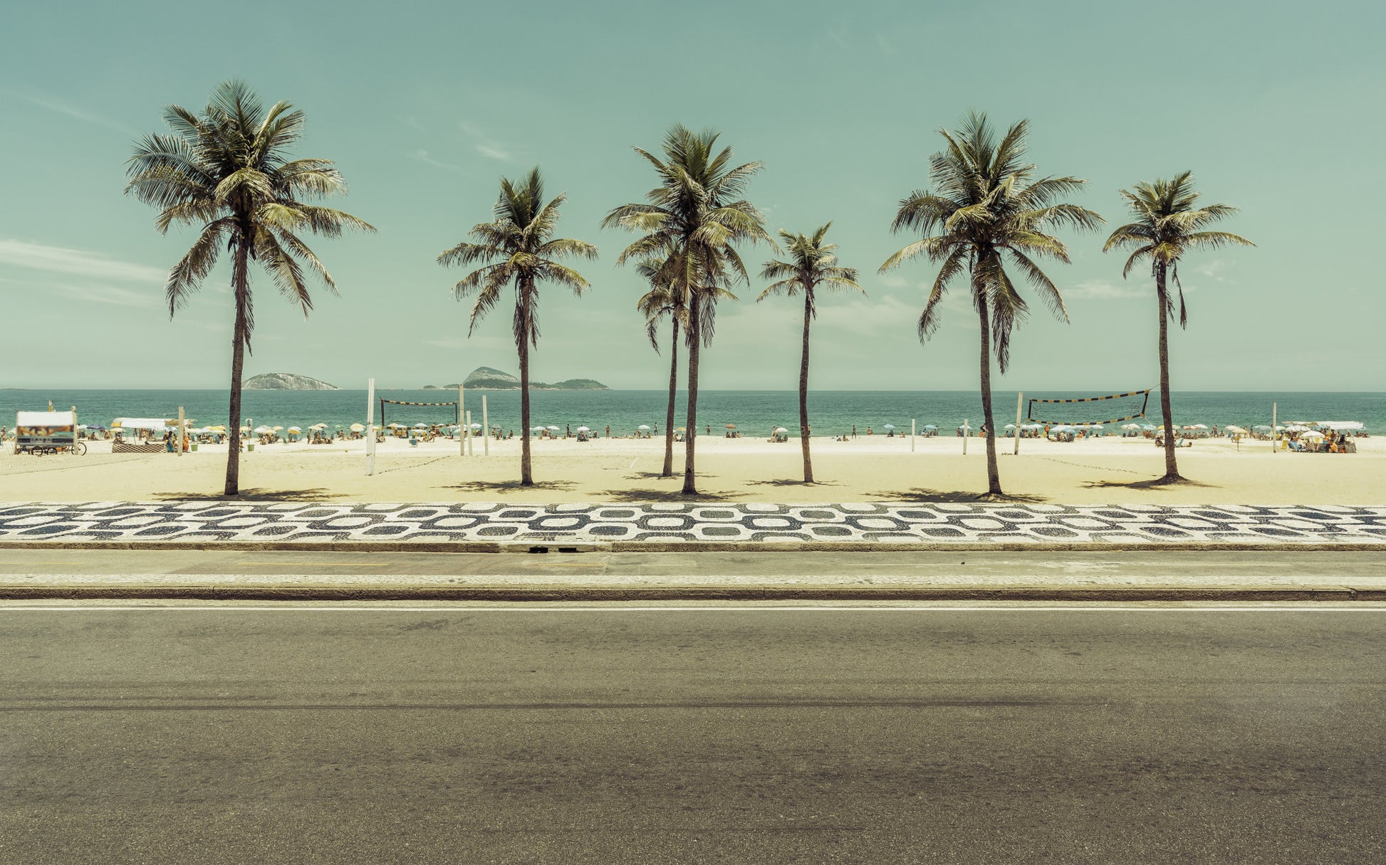 Obraz Wieloczęściowy Palmy na Plaży Ipanema – egzotyczny relaks do wnętrz boho, coastal i nowoczesnych 240x150
