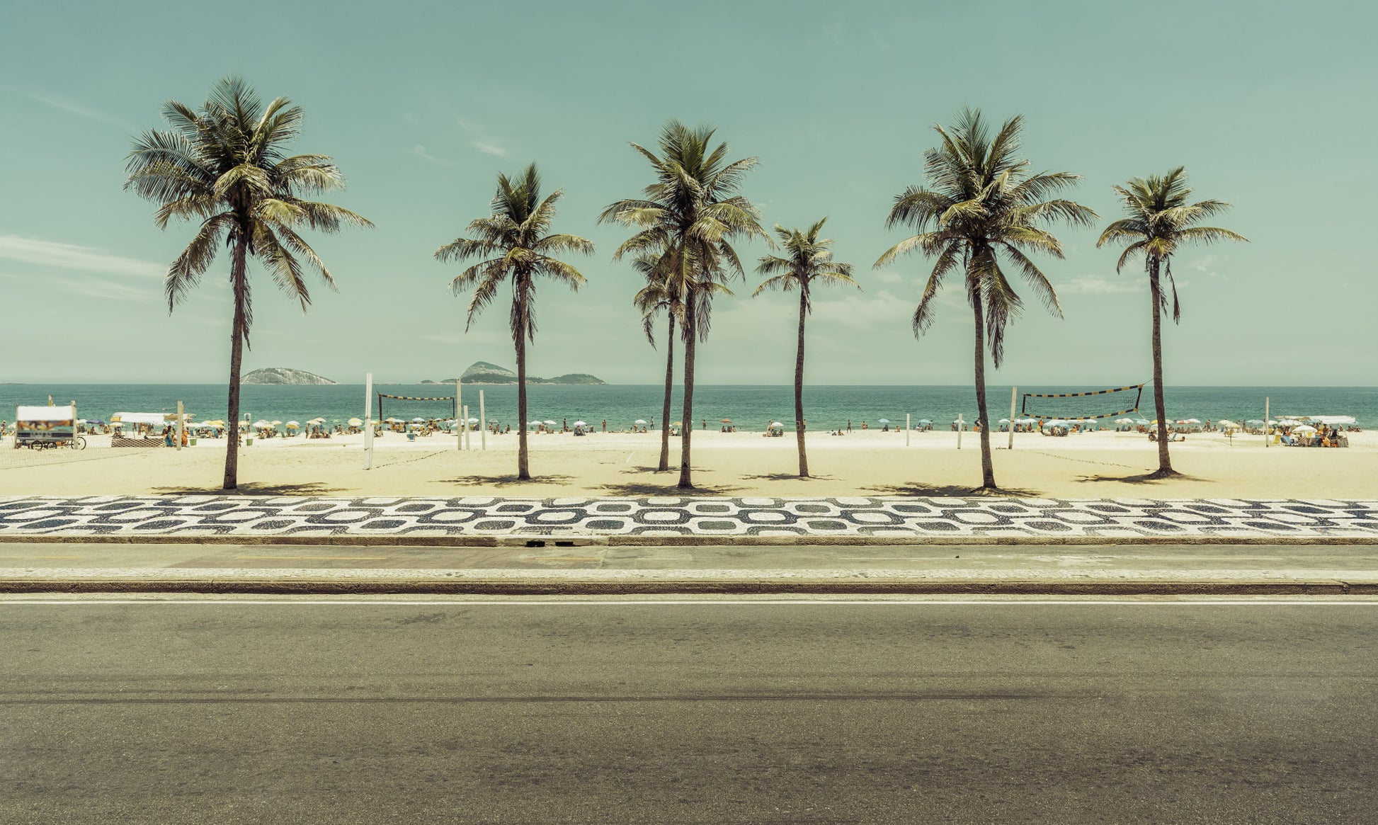 Obraz Wieloczęściowy Palmy na Plaży Ipanema – egzotyczna panorama do wnętrz boho, Hampton i nowoczesnych 250x150
