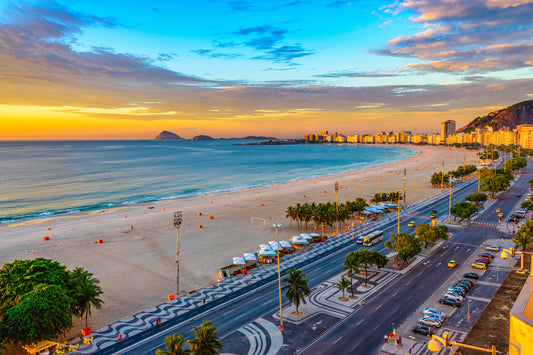 Obraz Wieloczęściowy Wschód Słońca Copacabana – inspirująca panorama do wnętrz nowoczesnych, eklektycznych i coastal 180x120