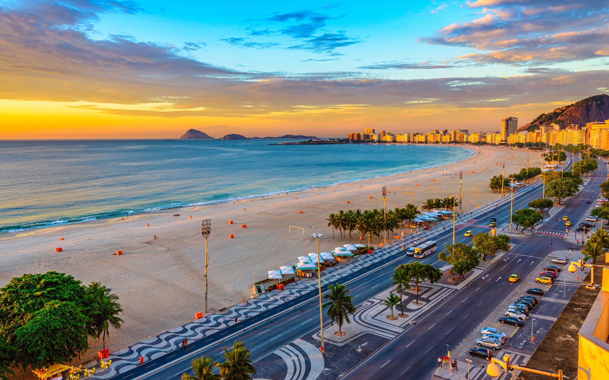 Obraz Wieloczęściowy Plaża Copacabana O Wschodzie Słońca – egzotyczna panorama do wnętrz nowoczesnych, boho i coastal 240x150