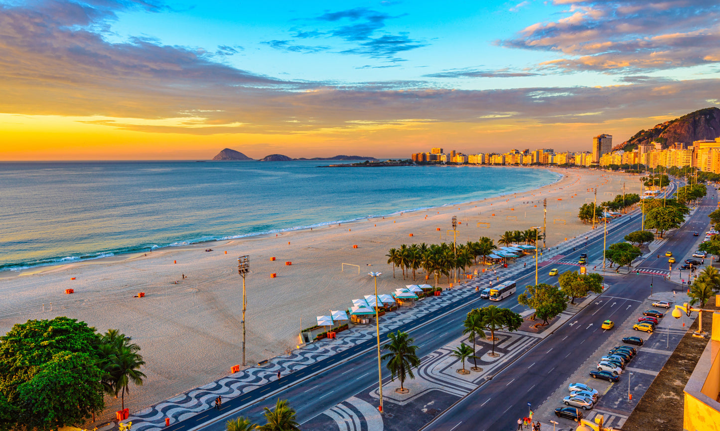 Obraz Wieloczęściowy Plaża Copacabana o Wschodzie – egzotyczna panorama do wnętrz nowoczesnych, boho i glamour 250x150