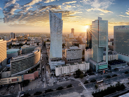 Obraz Wieloczęściowy Warszawskie Wieżowce – miejska panorama o zachodzie słońca do wnętrz nowoczesnych i industrialnych 200x150