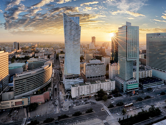 Obraz Wieloczęściowy Warszawskie Wieżowce – miejska panorama o zachodzie słońca do wnętrz nowoczesnych i industrialnych 200x150
