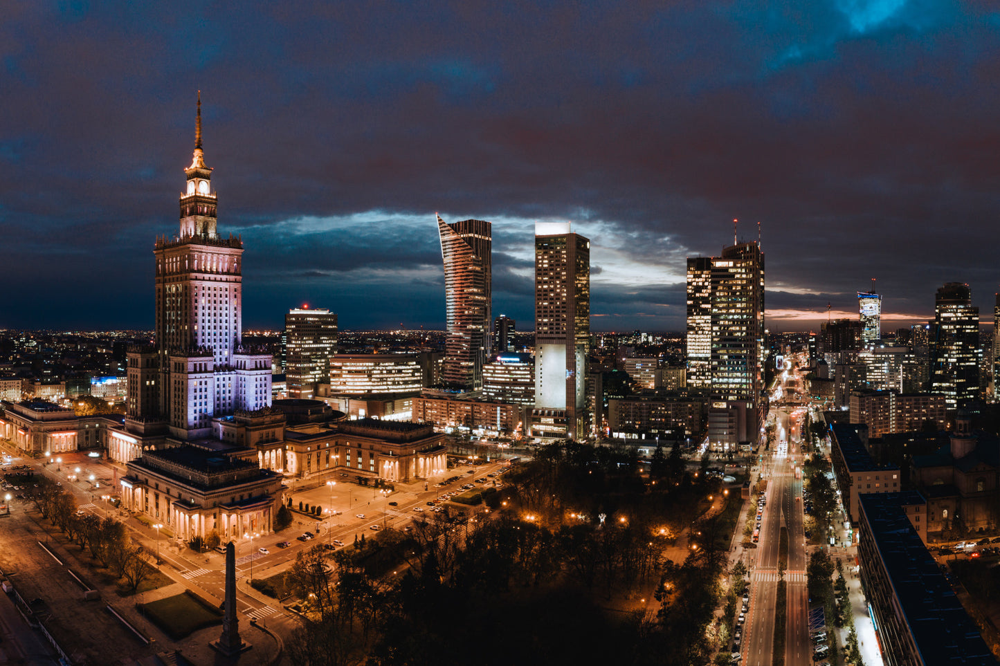 Obraz Wieloczęściowy Panorama Centrum Warszawy Nocą – miejska dynamika do wnętrz nowoczesnych, industrialnych 180x120