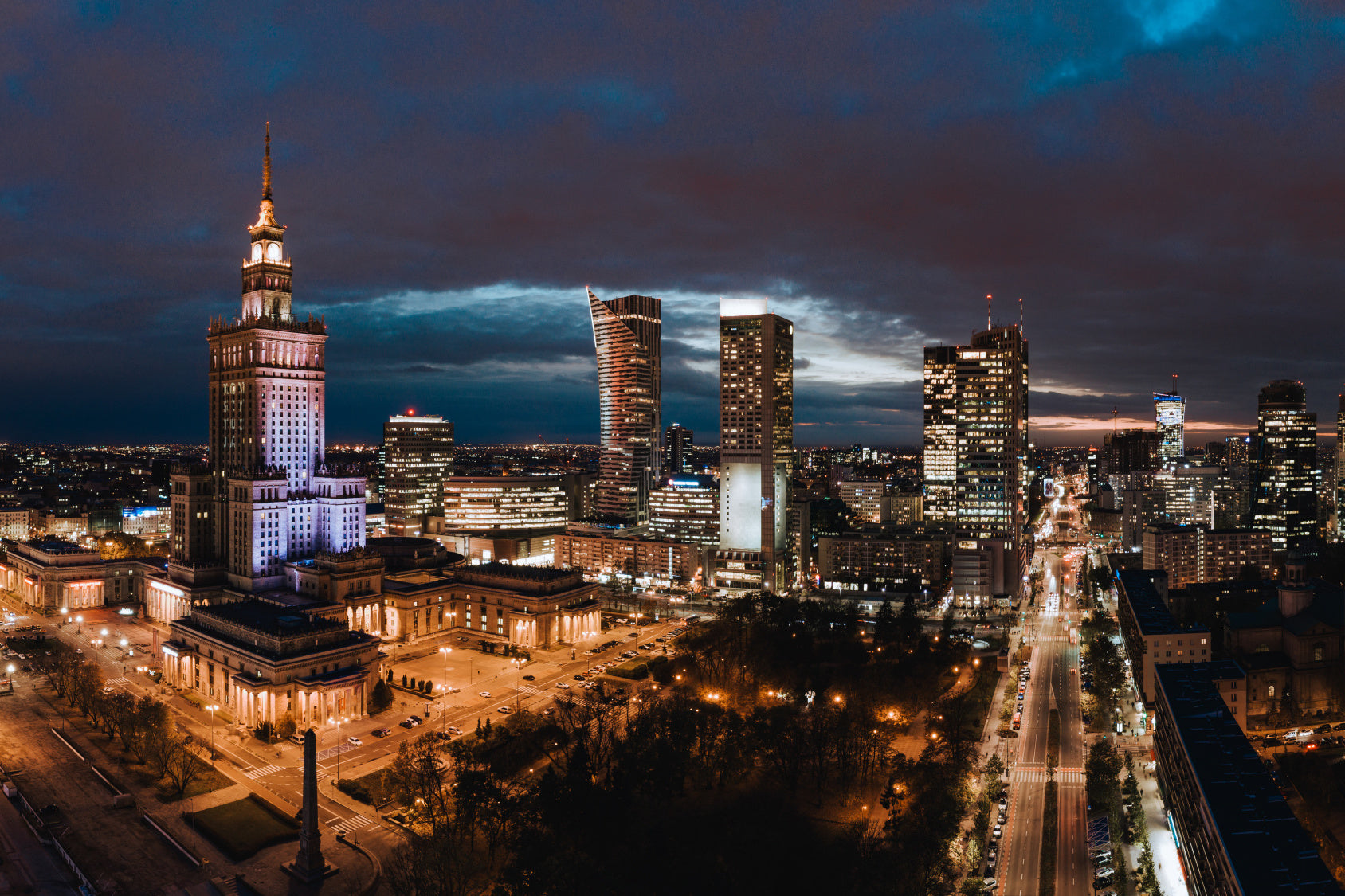 Obraz Wieloczęściowy Panorama Centrum Warszawy Nocą – miejska dynamika do wnętrz nowoczesnych, industrialnych 180x120