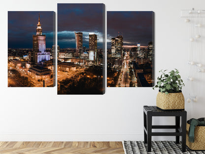 Obraz Wieloczęściowy Panorama Centrum Warszawy Nocą – miejski widok do wnętrz nowoczesnych, industrialnych i loftowych – widok 7