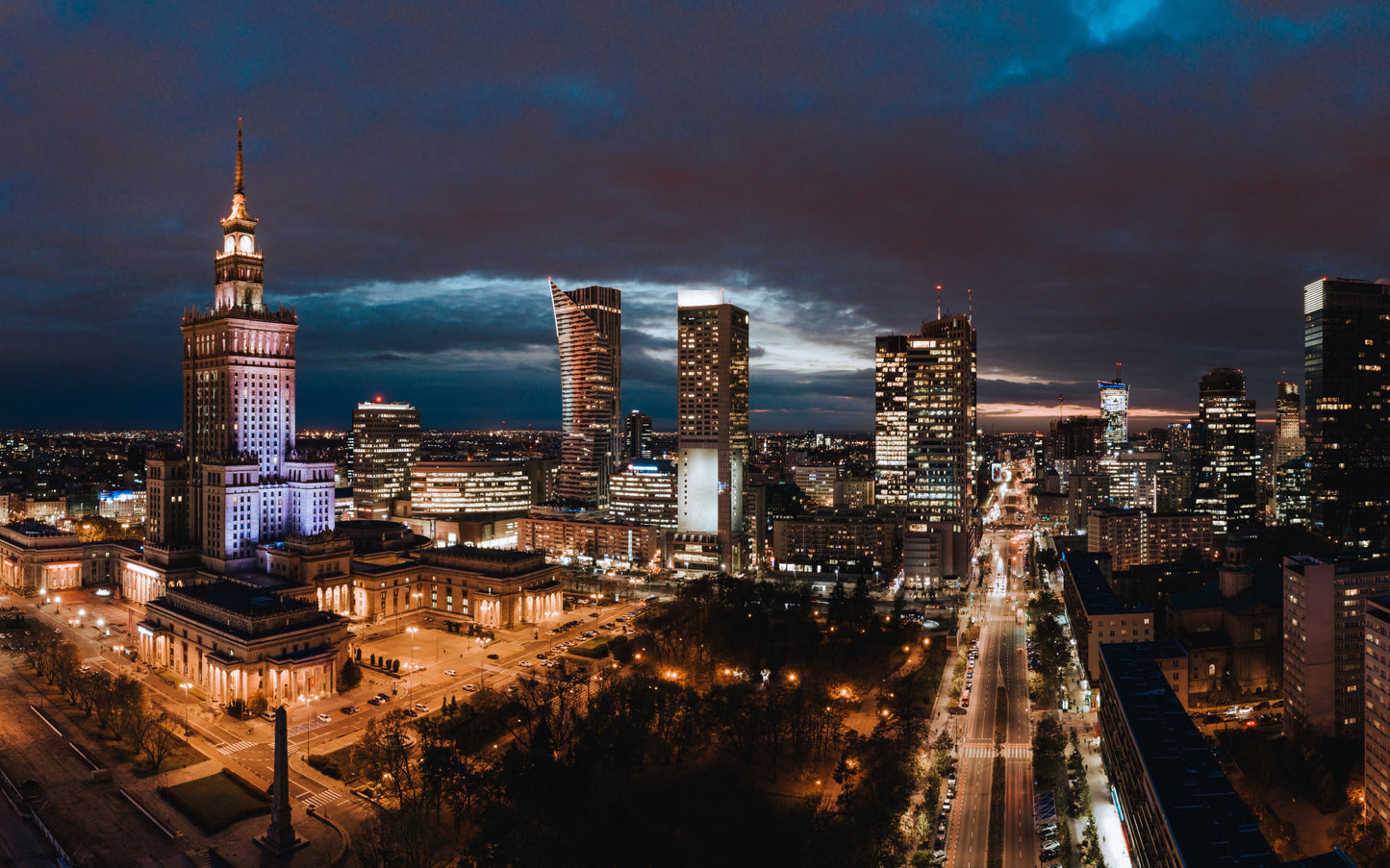 Obraz Wieloczęściowy Panorama Centrum Warszawy Nocą – miejska dynamika do wnętrz industrialnych i nowoczesnych 240x150