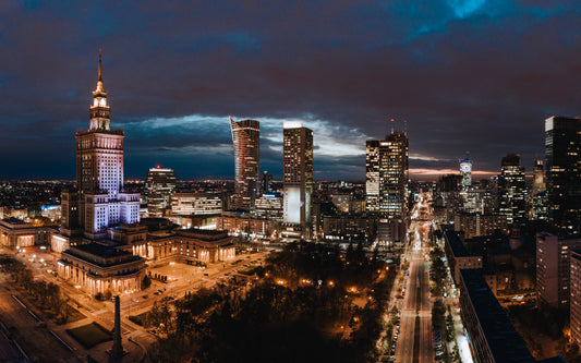 Obraz Wieloczęściowy Panorama Centrum Warszawy Nocą – miejska dynamika do wnętrz industrialnych i nowoczesnych 240x150