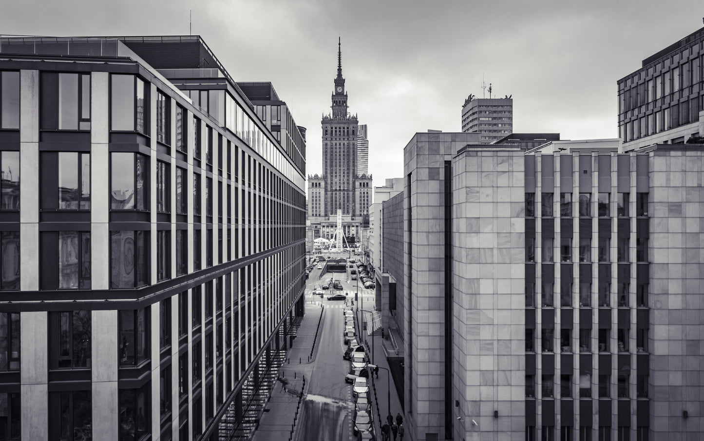 Obraz Wieloczęściowy Panorama Warszawy – czarno-biały pejzaż miejski do wnętrz nowoczesnych i industrialnych 240x150
