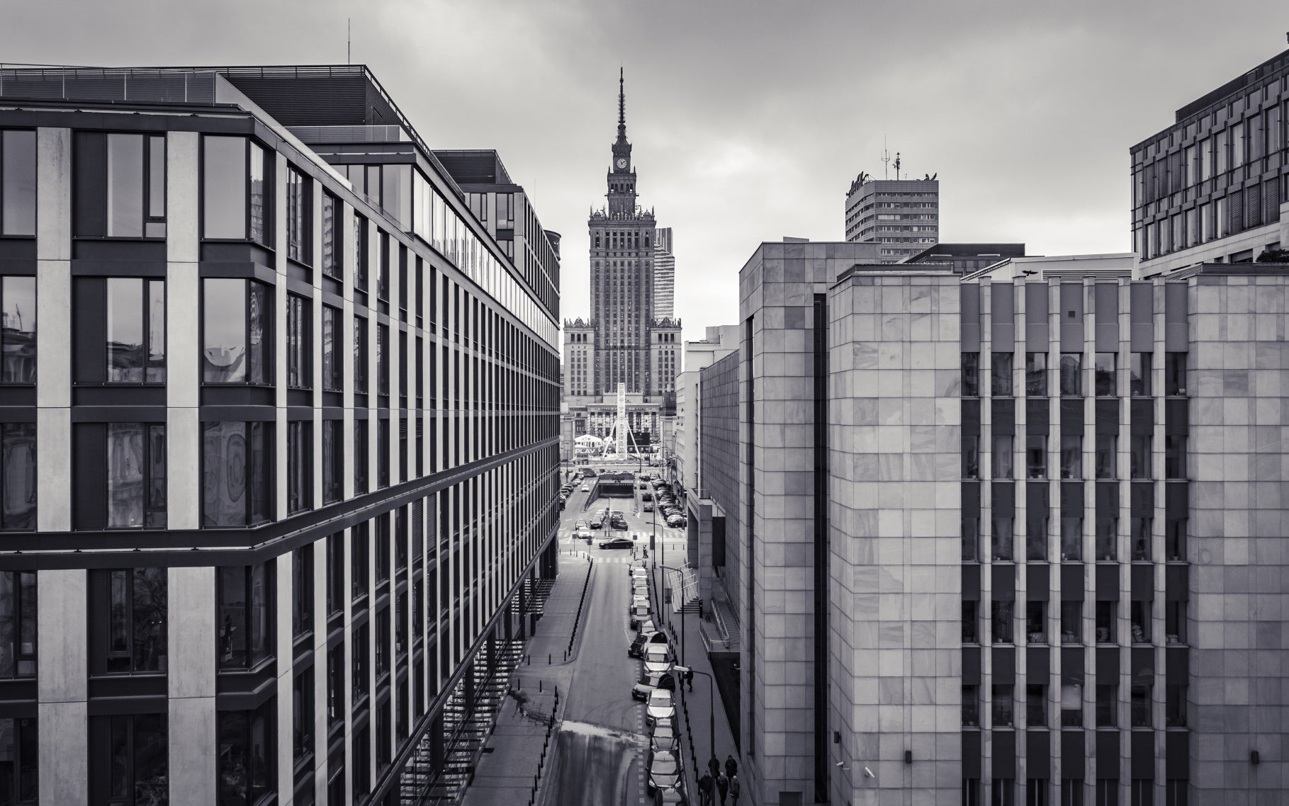Obraz Wieloczęściowy Panorama Warszawy – czarno-biały pejzaż miejski do wnętrz nowoczesnych i industrialnych 240x150