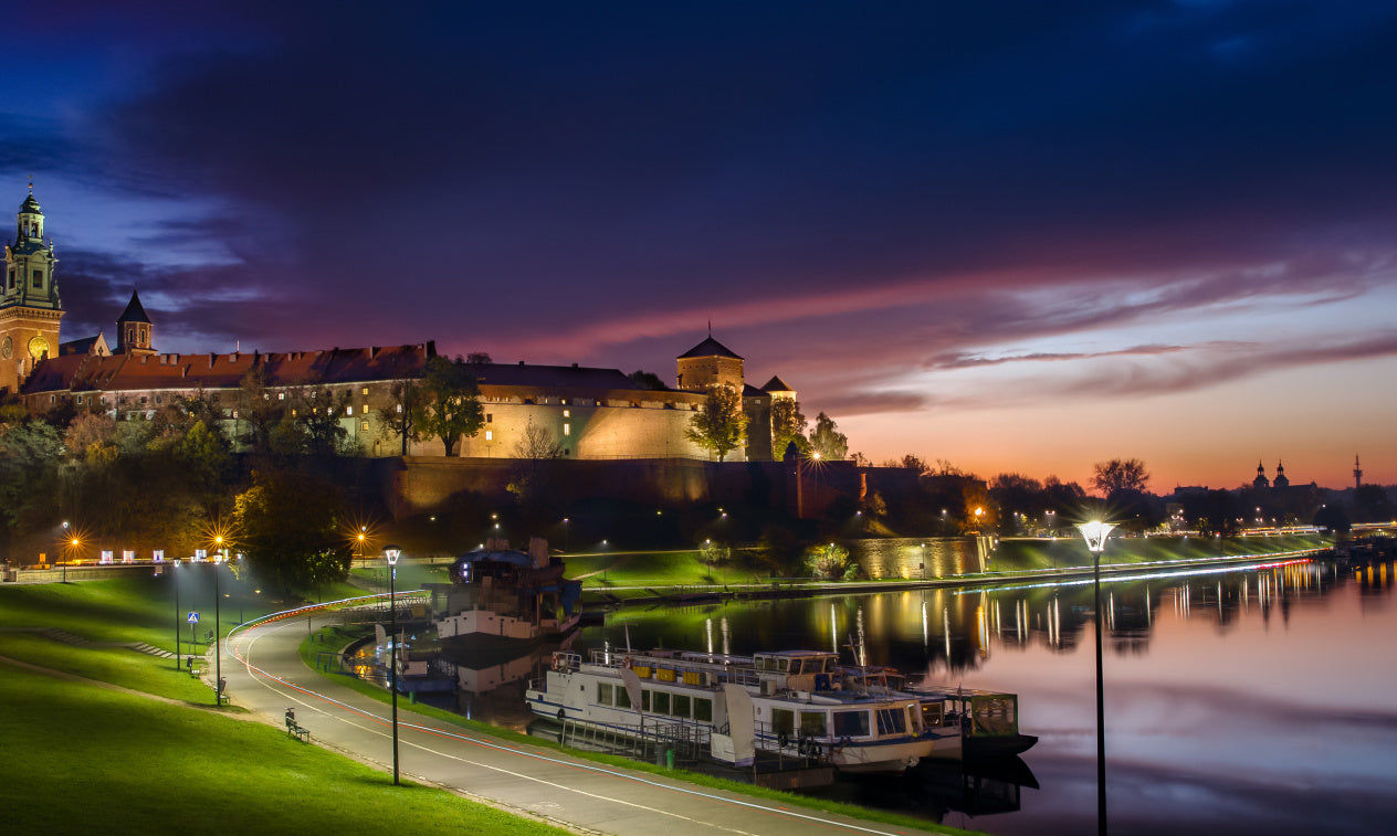 Obraz Wieloczęściowy Zamek Wawel O Wschodzie Słońca – majestatyczna panorama do wnętrz klasycznych, eleganckich i eklektycznych 250x150