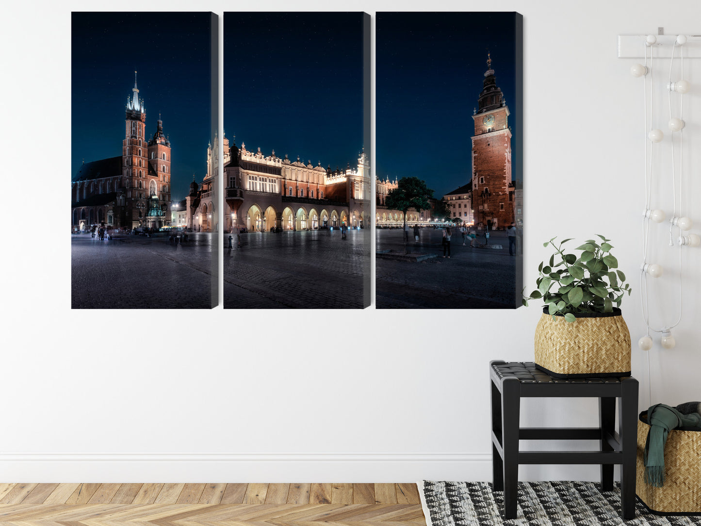 Obraz Wieloczęściowy Krakowskie Sukiennice Nocą – miejska elegancja do wnętrz nowoczesnych i industrialnych – widok 7
