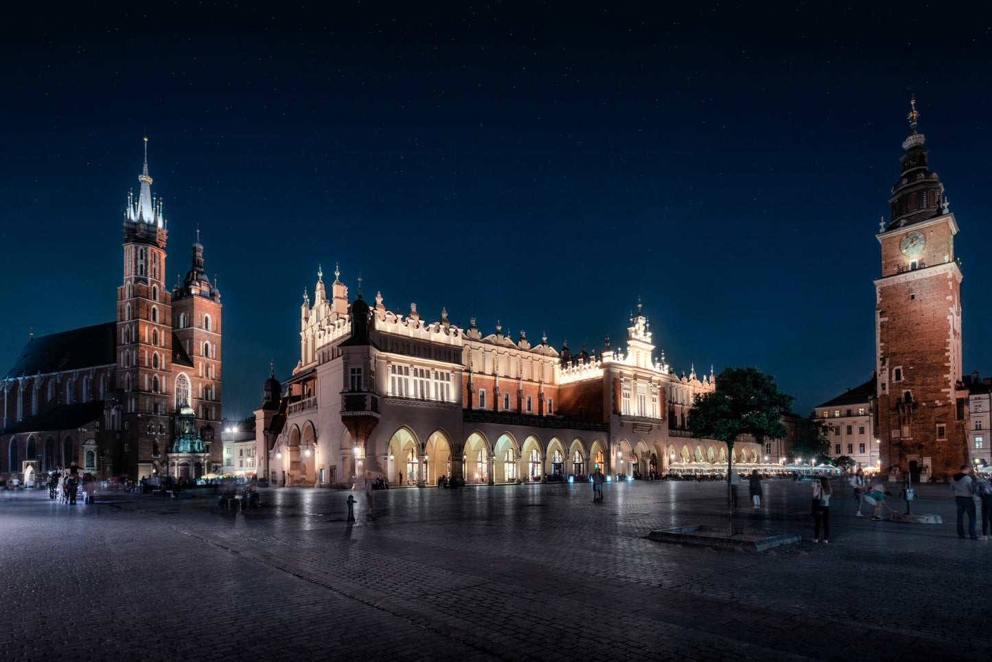 Obraz Wieloczęściowy Krakowskie Sukiennice Nocą – miejska elegancja do wnętrz nowoczesnych i industrialnych 180x120