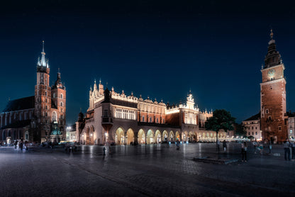 Obraz Wieloczęściowy Krakowskie Sukiennice Nocą – miejska elegancja do wnętrz nowoczesnych i industrialnych 180x120