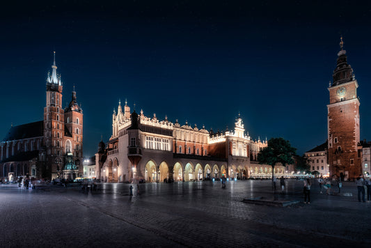 Obraz Wieloczęściowy Krakowskie Sukiennice Nocą – miejska elegancja do wnętrz nowoczesnych i industrialnych 180x120