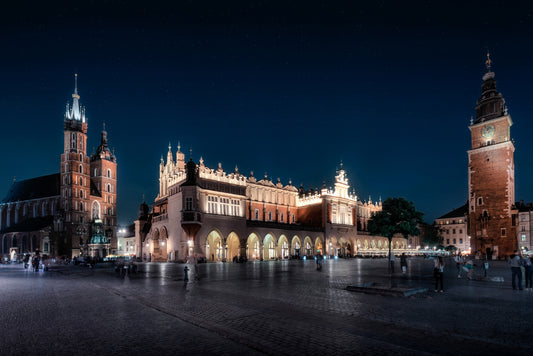 Obraz Wieloczęściowy Krakowskie Sukiennice – nocna panorama do wnętrz nowoczesnych i industrialnych 180x120