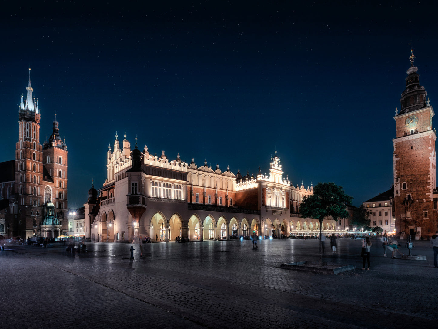 Obraz Wieloczęściowy Krakowskie Sukiennice Nocą – nastrojowy pejzaż do wnętrz modern classic, industrialnych 200x150