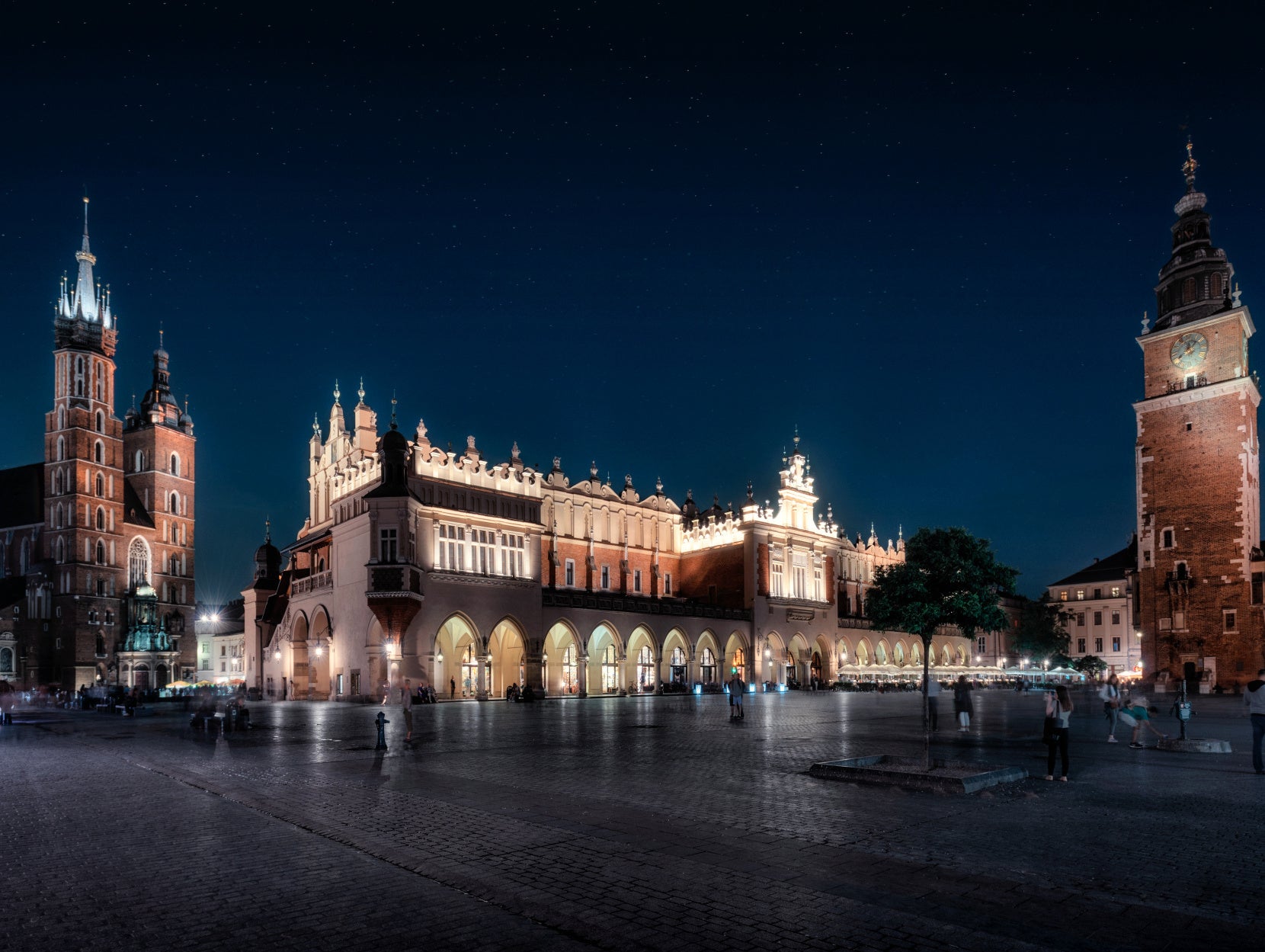 Obraz Wieloczęściowy Krakowskie Sukiennice Nocą – nastrojowy pejzaż do wnętrz modern classic, industrialnych 200x150